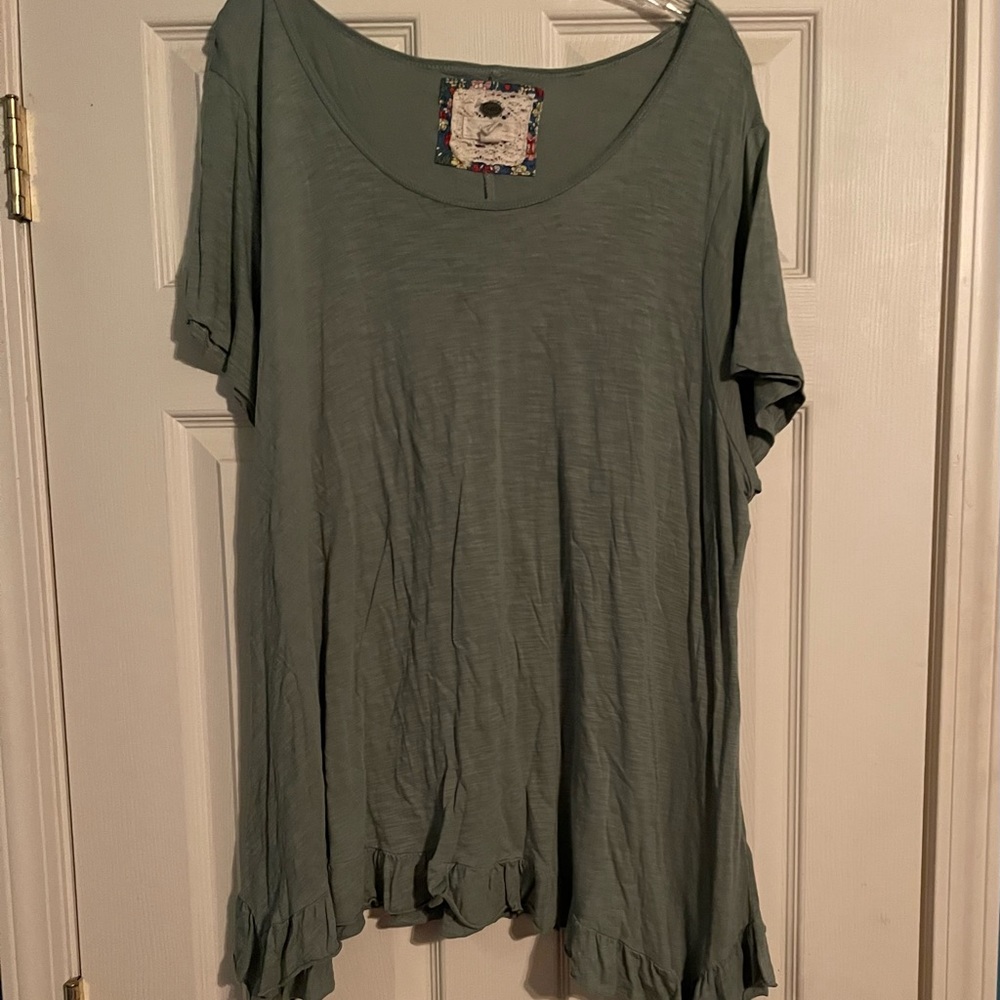 Cupio Ruffle Tee